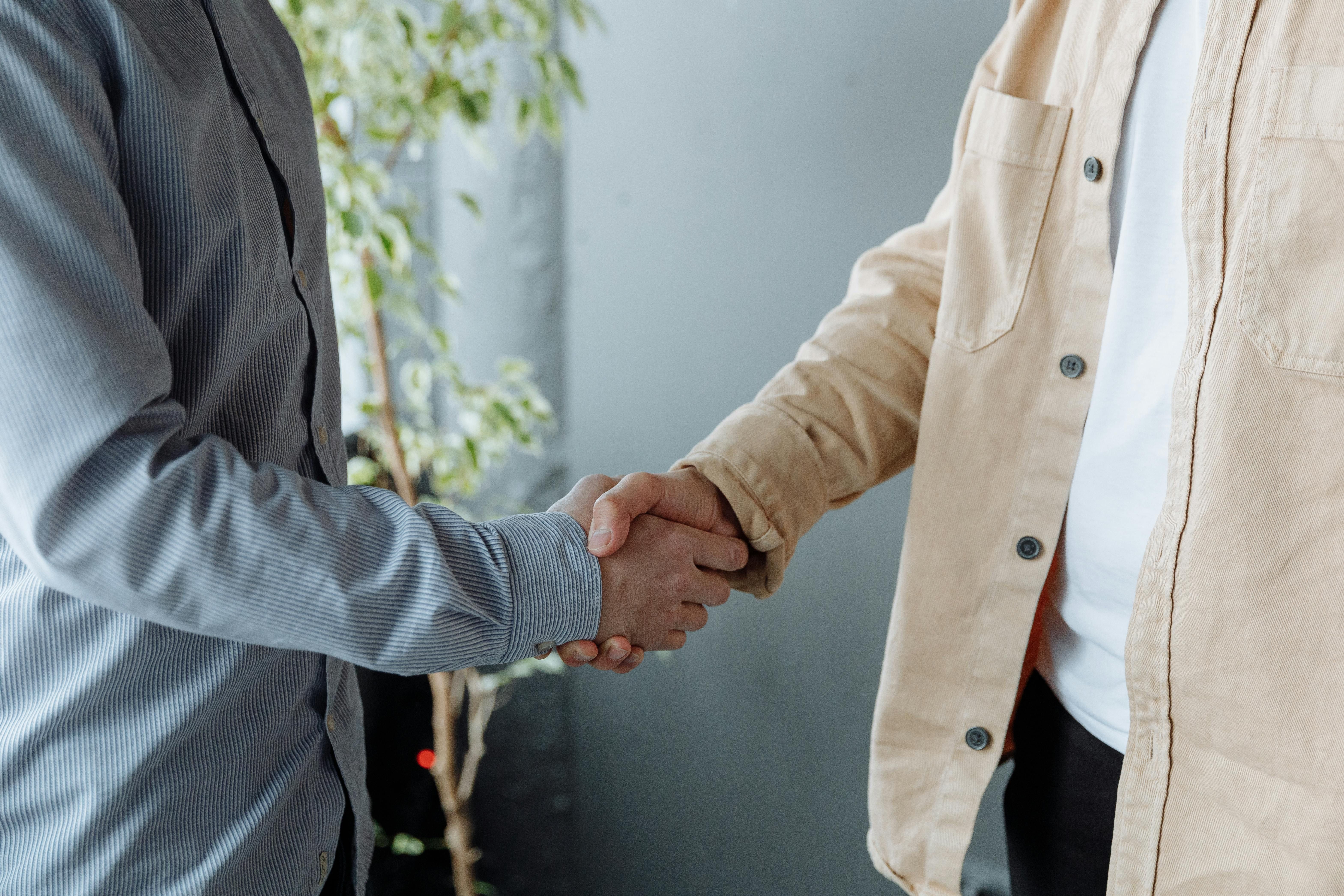 Geschäftspartner beim Handschlag