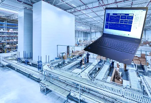 Logistikzentrum mit Fördertechnik und Laptop mit Logistiksoftware